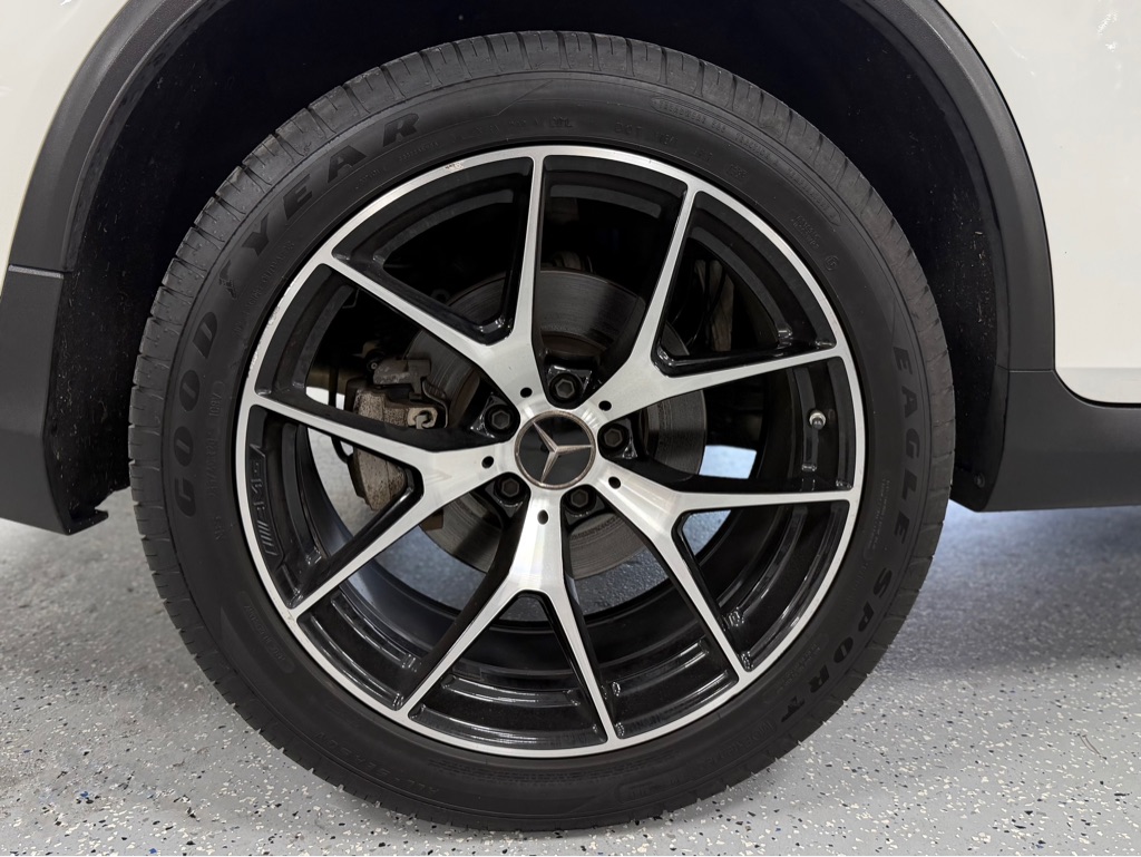 Photo 17 of this MERCEDES-BENZ GLC