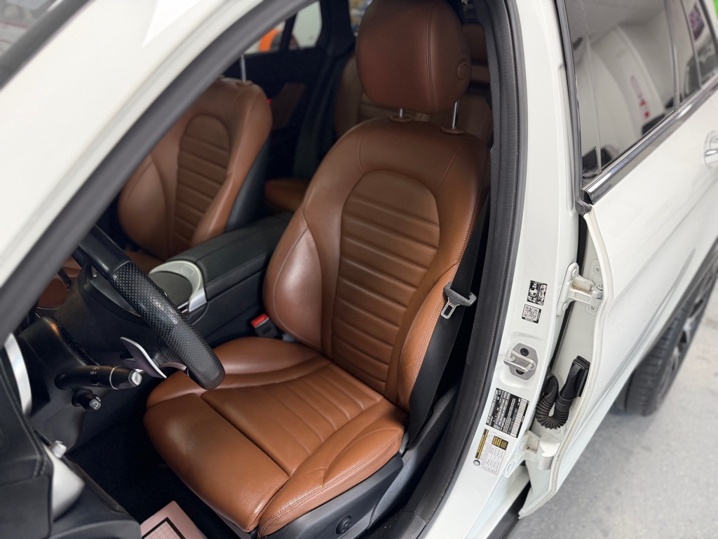Photo 50 of this MERCEDES-BENZ GLC