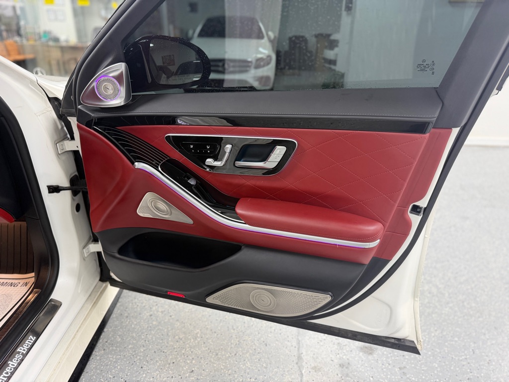 Photo 32 of this MERCEDES-BENZ S-CLASS