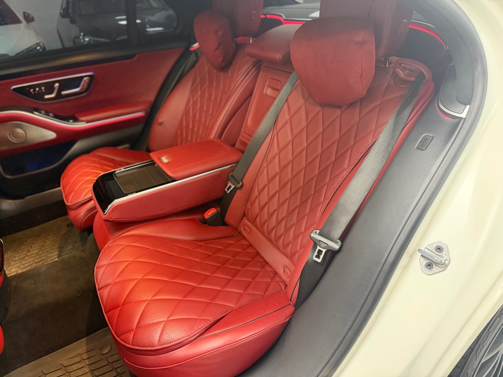 Photo 43 of this MERCEDES-BENZ S-CLASS