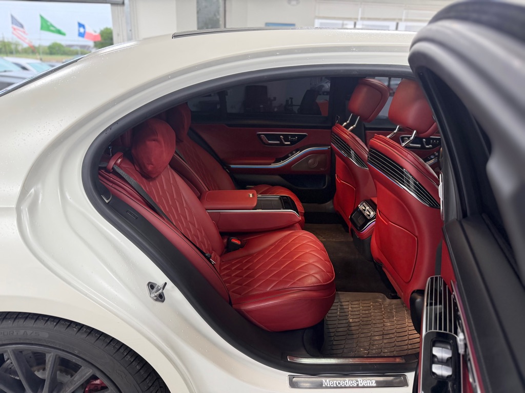 Photo 39 of this MERCEDES-BENZ S-CLASS