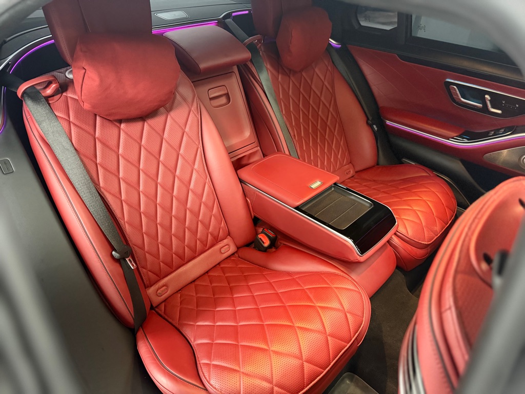Photo 42 of this MERCEDES-BENZ S-CLASS