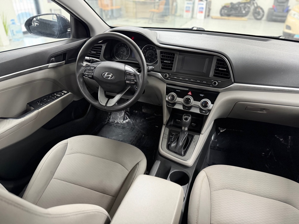 Photo 17 of this HYUNDAI ELANTRA