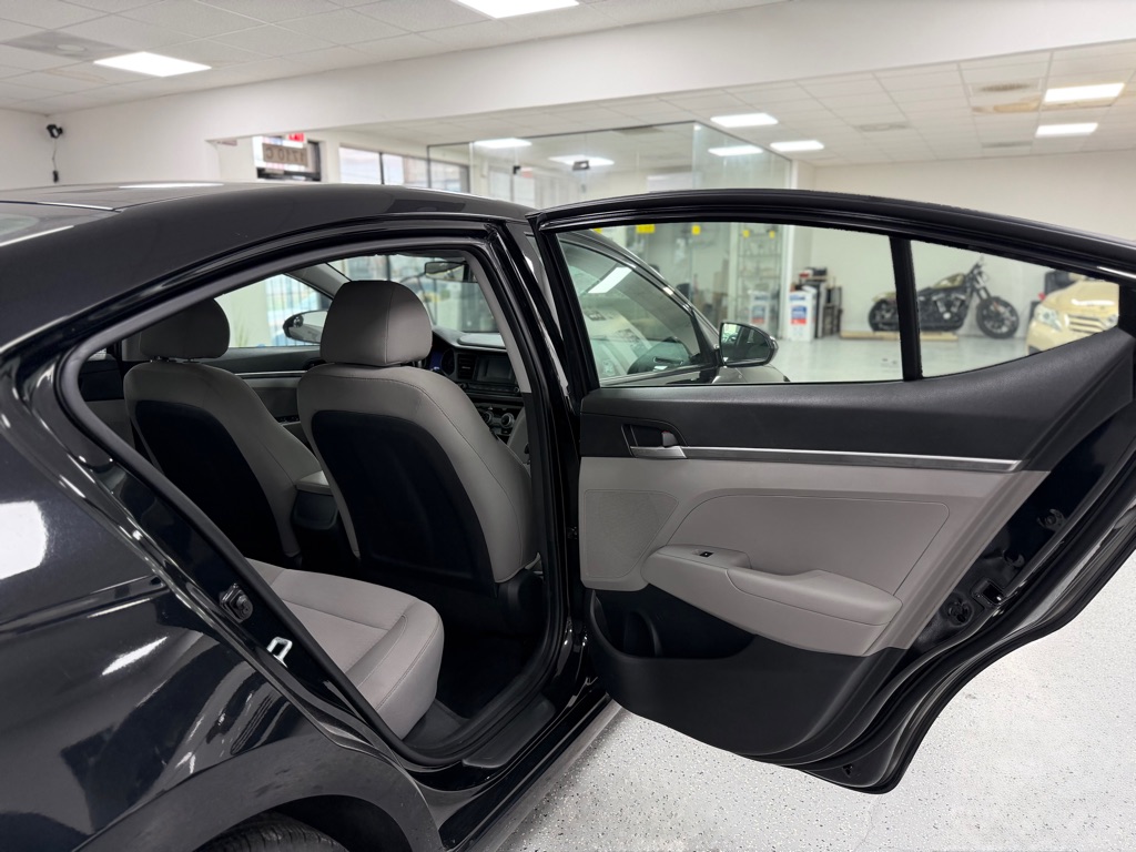 Photo 31 of this HYUNDAI ELANTRA