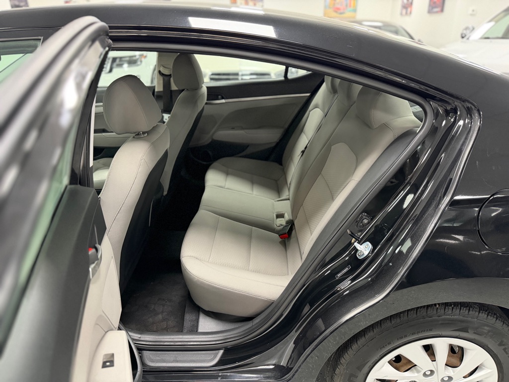 Photo 32 of this HYUNDAI ELANTRA