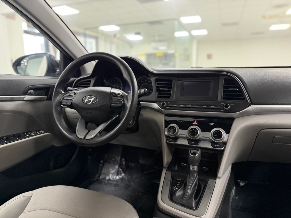 Photo 19 of this HYUNDAI ELANTRA