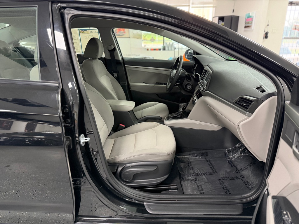 Photo 27 of this HYUNDAI ELANTRA