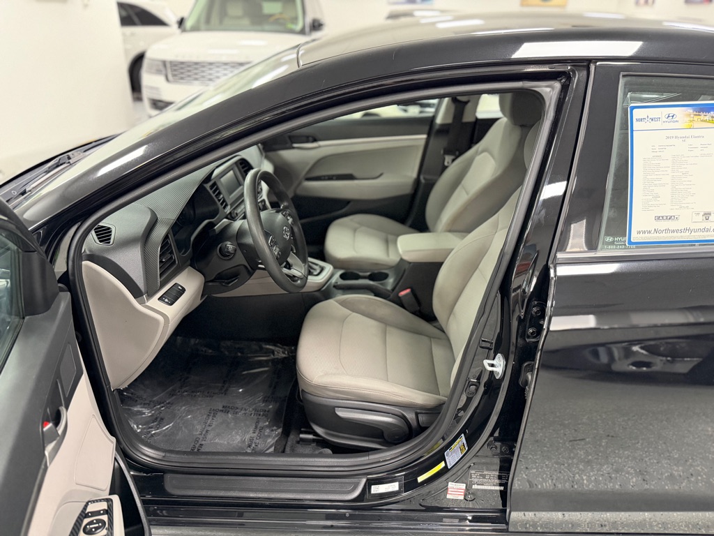 Photo 24 of this HYUNDAI ELANTRA
