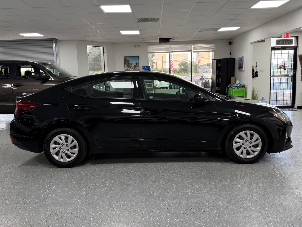 Photo 11 of this HYUNDAI ELANTRA