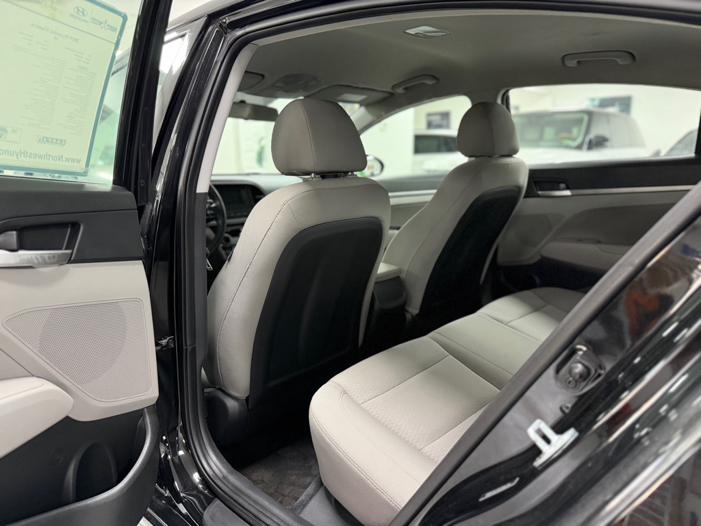 Photo 33 of this HYUNDAI ELANTRA