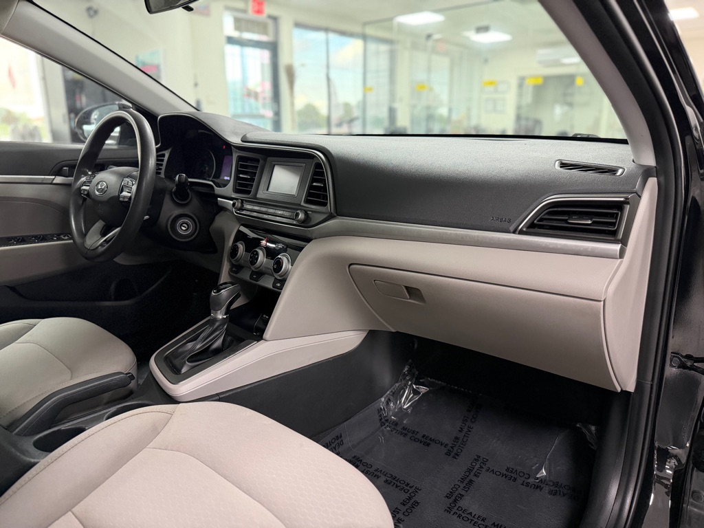 Photo 26 of this HYUNDAI ELANTRA
