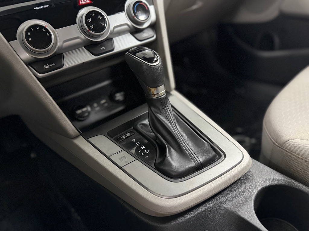 Photo 21 of this HYUNDAI ELANTRA