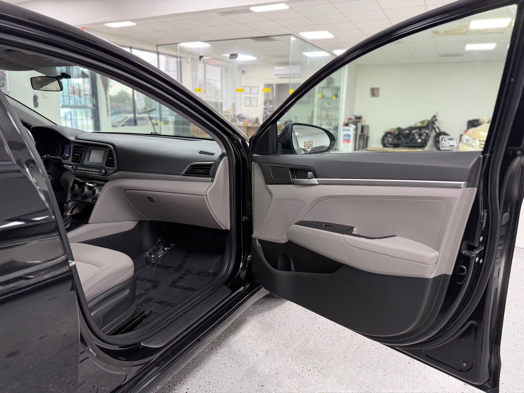 Photo 28 of this HYUNDAI ELANTRA