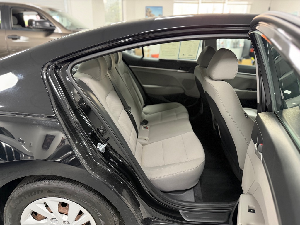 Photo 29 of this HYUNDAI ELANTRA