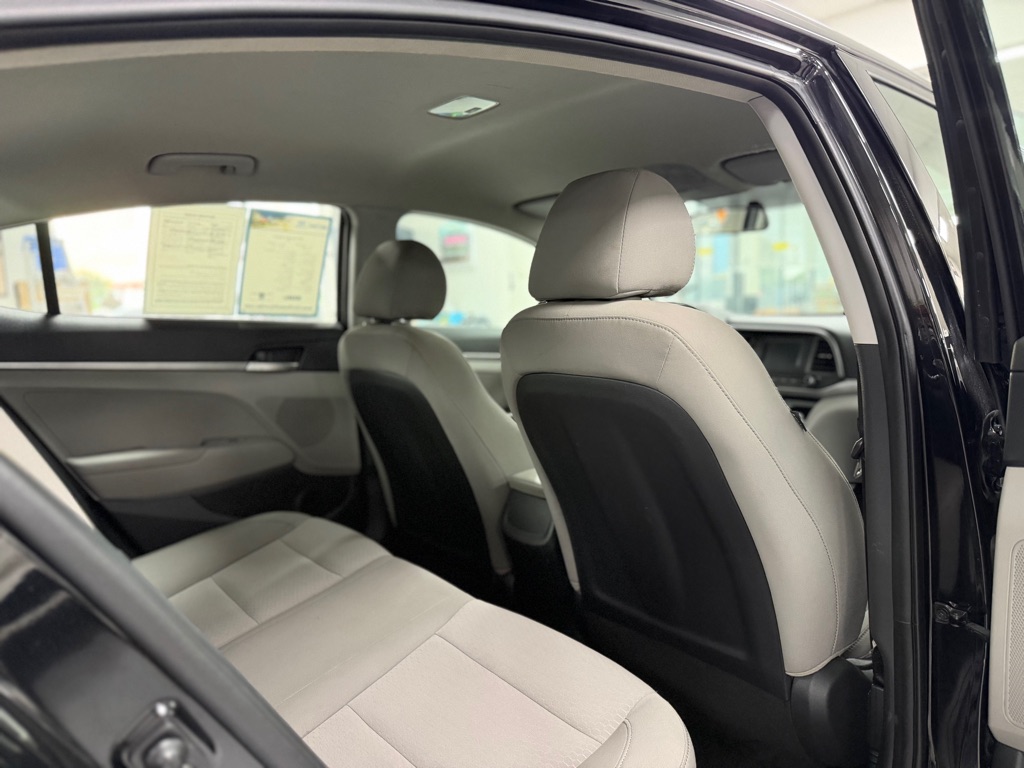 Photo 30 of this HYUNDAI ELANTRA