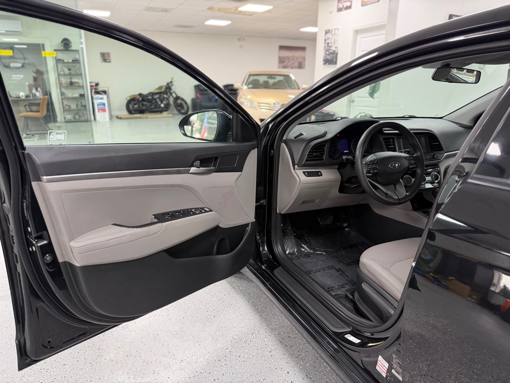 Photo 25 of this HYUNDAI ELANTRA