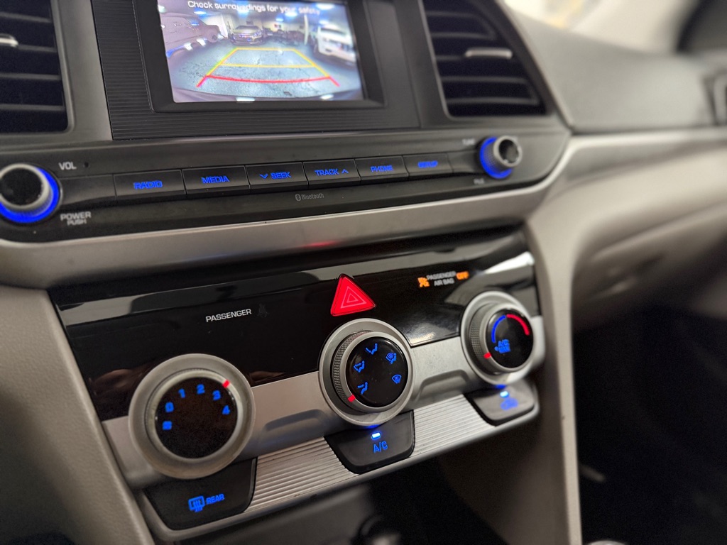 Photo 36 of this HYUNDAI ELANTRA