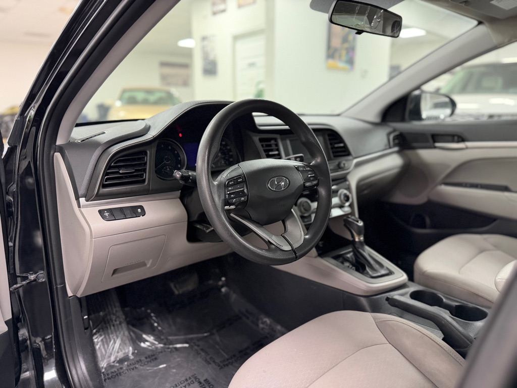 Photo 23 of this HYUNDAI ELANTRA
