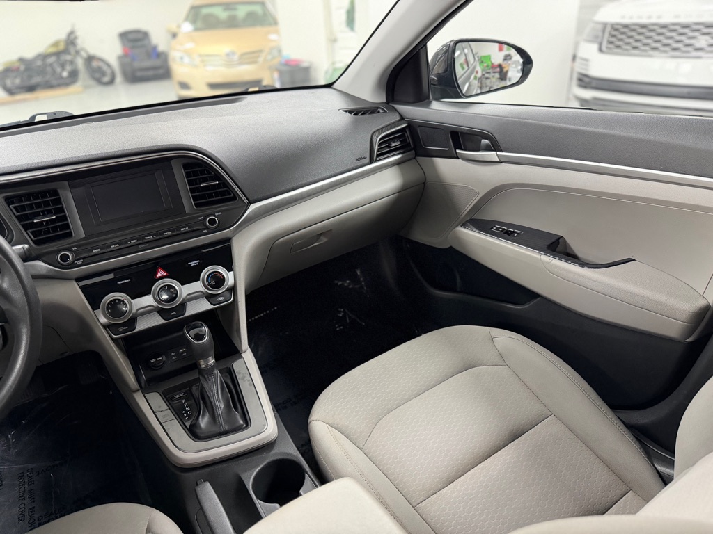 Photo 18 of this HYUNDAI ELANTRA