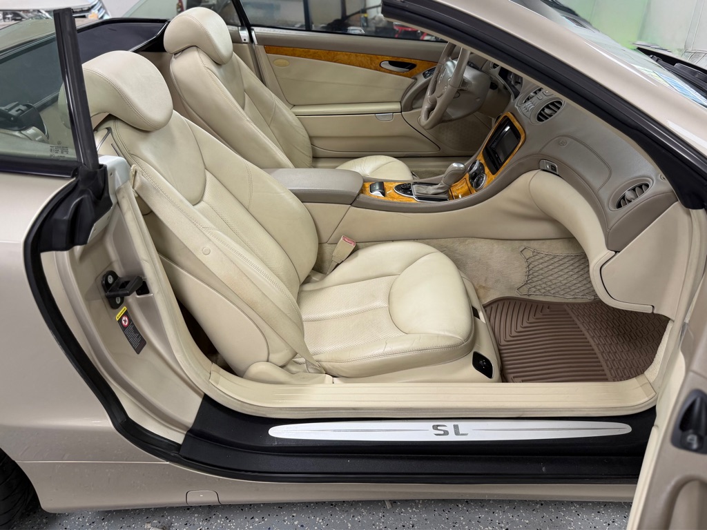 Photo 23 of this MERCEDES-BENZ SL-CLASS