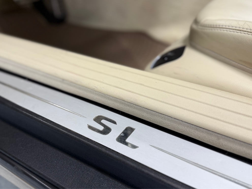 Photo 29 of this MERCEDES-BENZ SL-CLASS