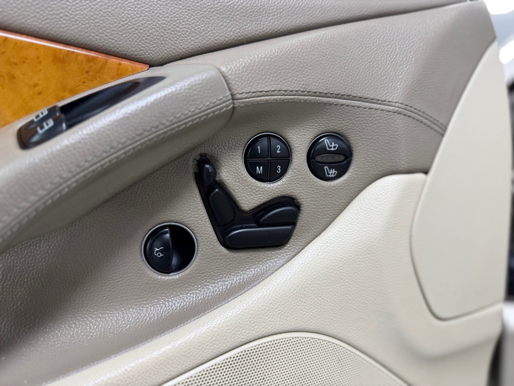 Photo 28 of this MERCEDES-BENZ SL-CLASS