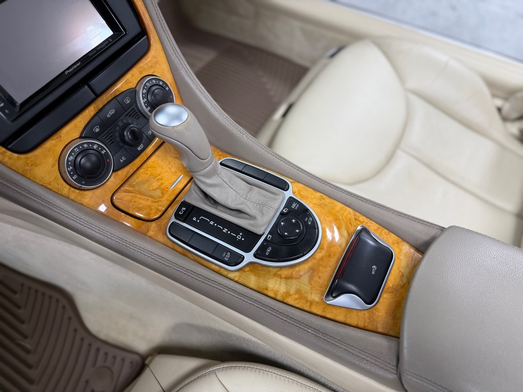 Photo 27 of this MERCEDES-BENZ SL-CLASS