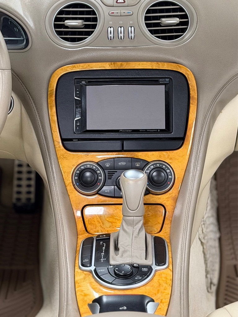 Photo 26 of this MERCEDES-BENZ SL-CLASS