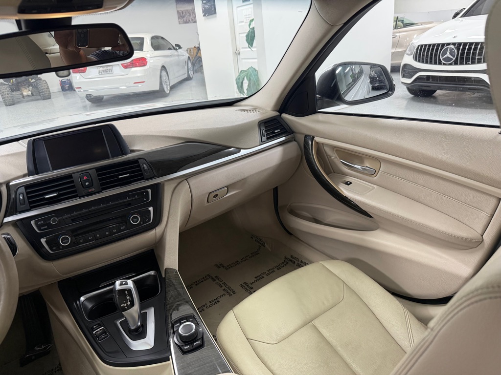 Photo 29 of this BMW 3 SERIES