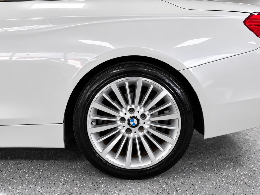 Photo 18 of this BMW 4 SERIES