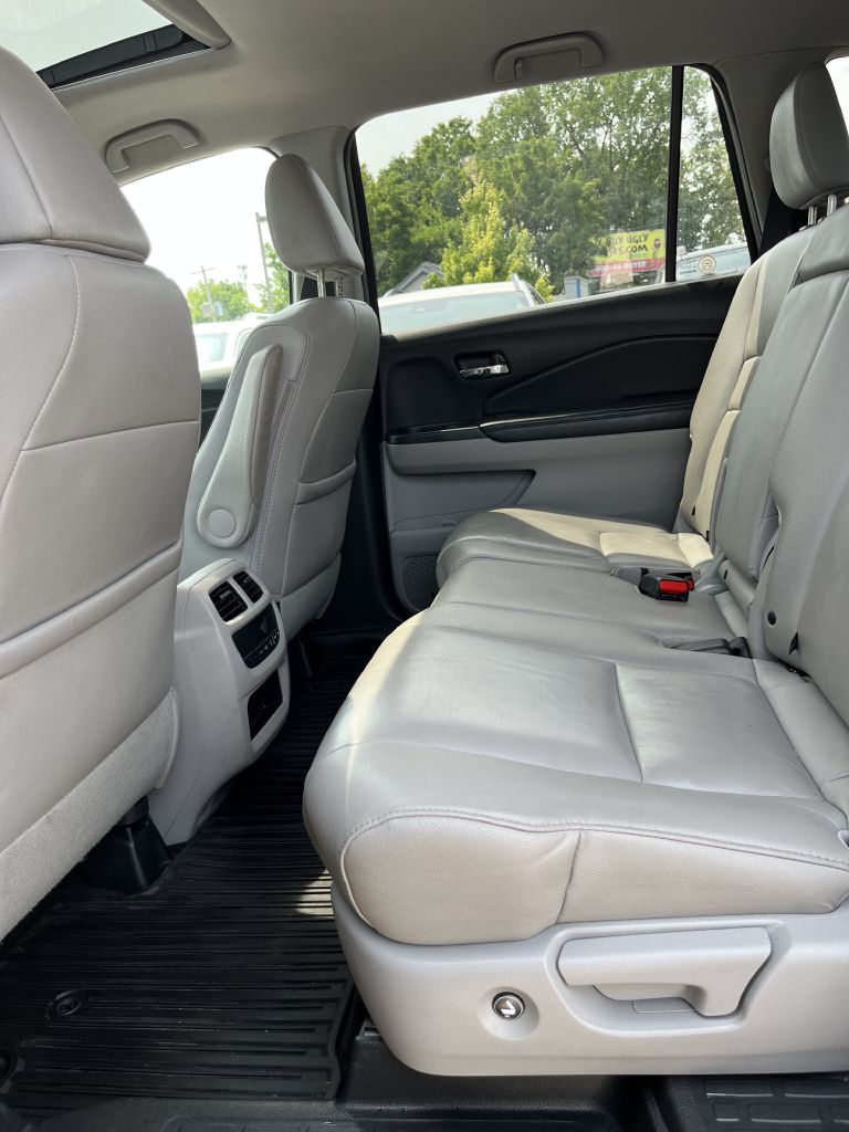 Photo 12 of this HONDA PILOT
