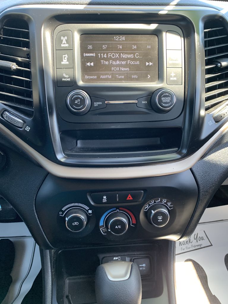 Photo 18 of this JEEP CHEROKEE