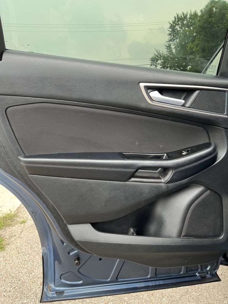 Photo 13 of this FORD EDGE