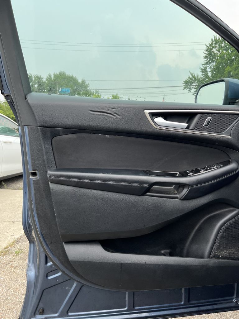 Photo 15 of this FORD EDGE
