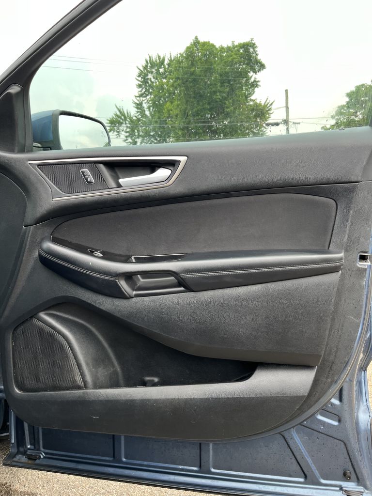 Photo 8 of this FORD EDGE