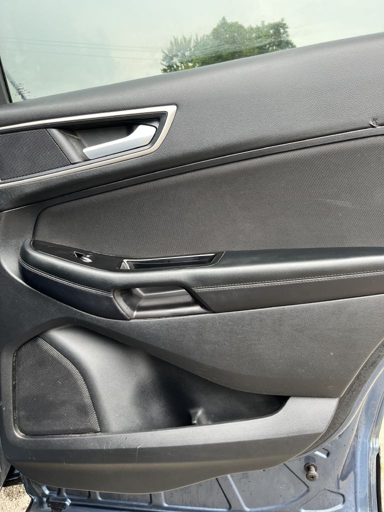 Photo 10 of this FORD EDGE