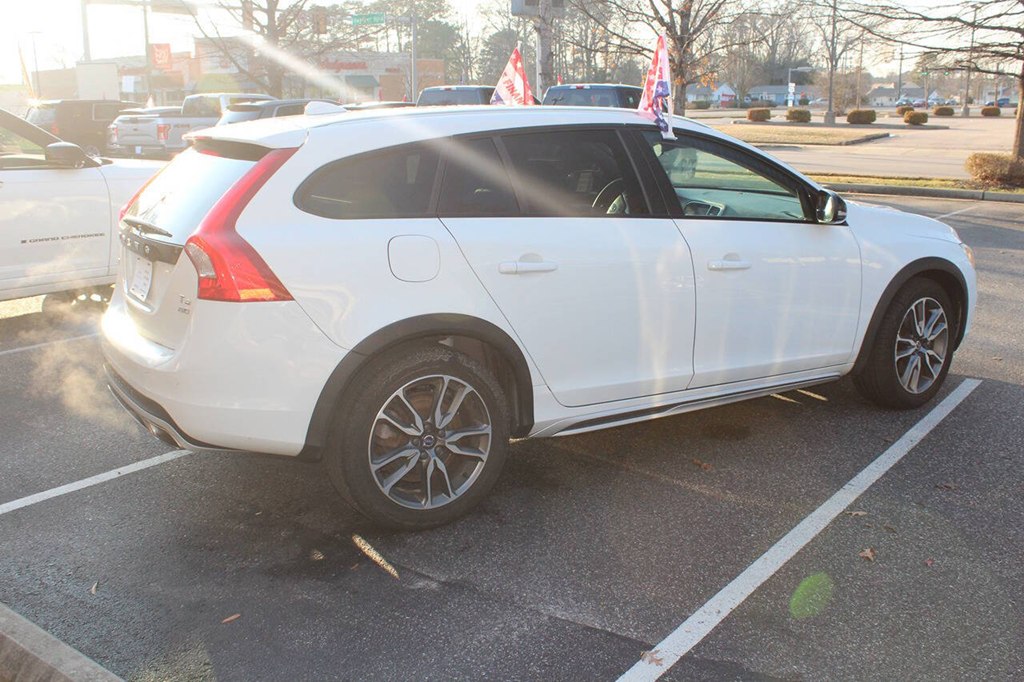 Photo 3 of this VOLVO V60 CROSS COUNT