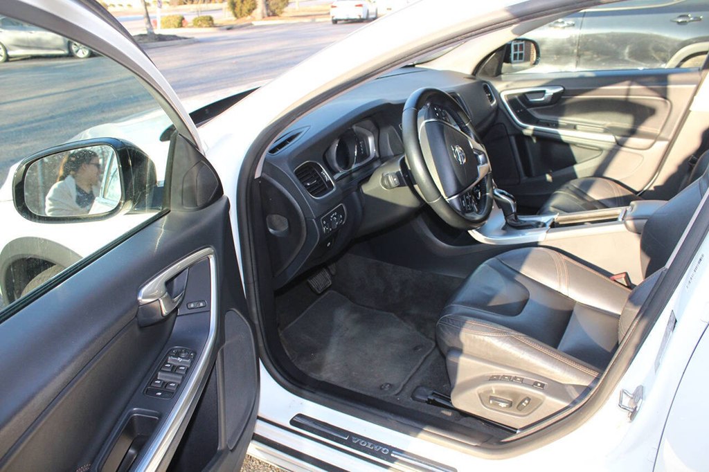 Photo 7 of this VOLVO V60 CROSS COUNT