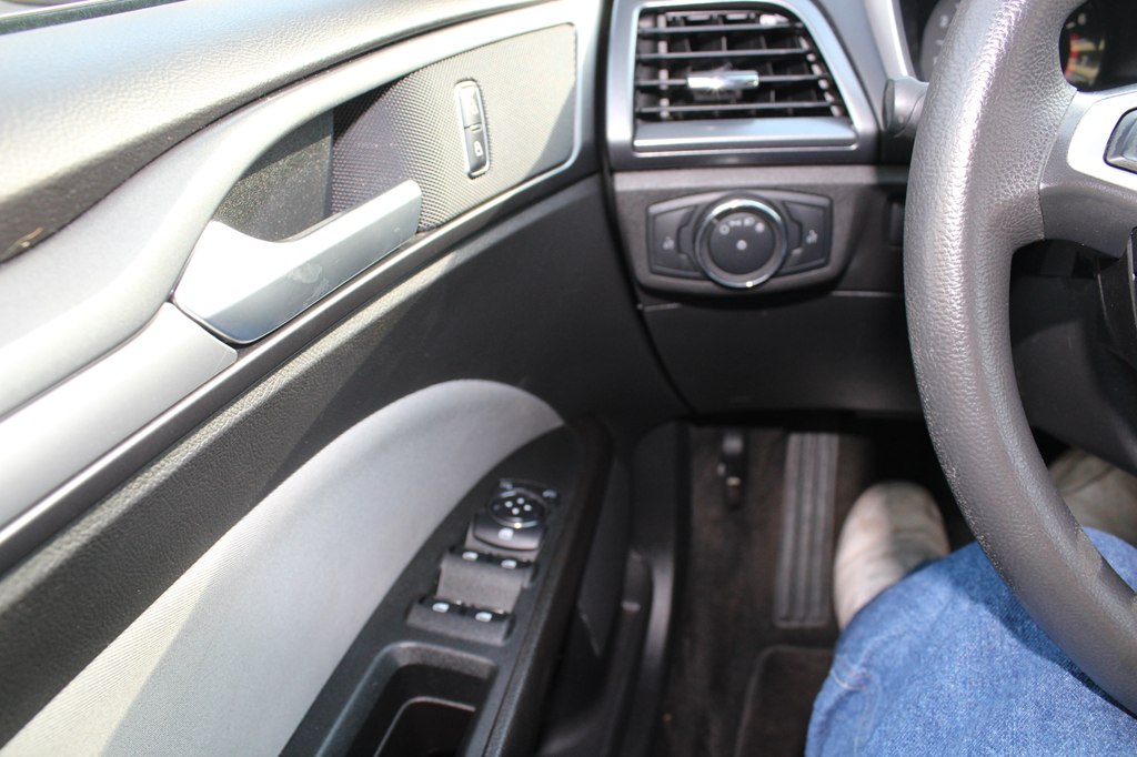 Photo 13 of this FORD FUSION