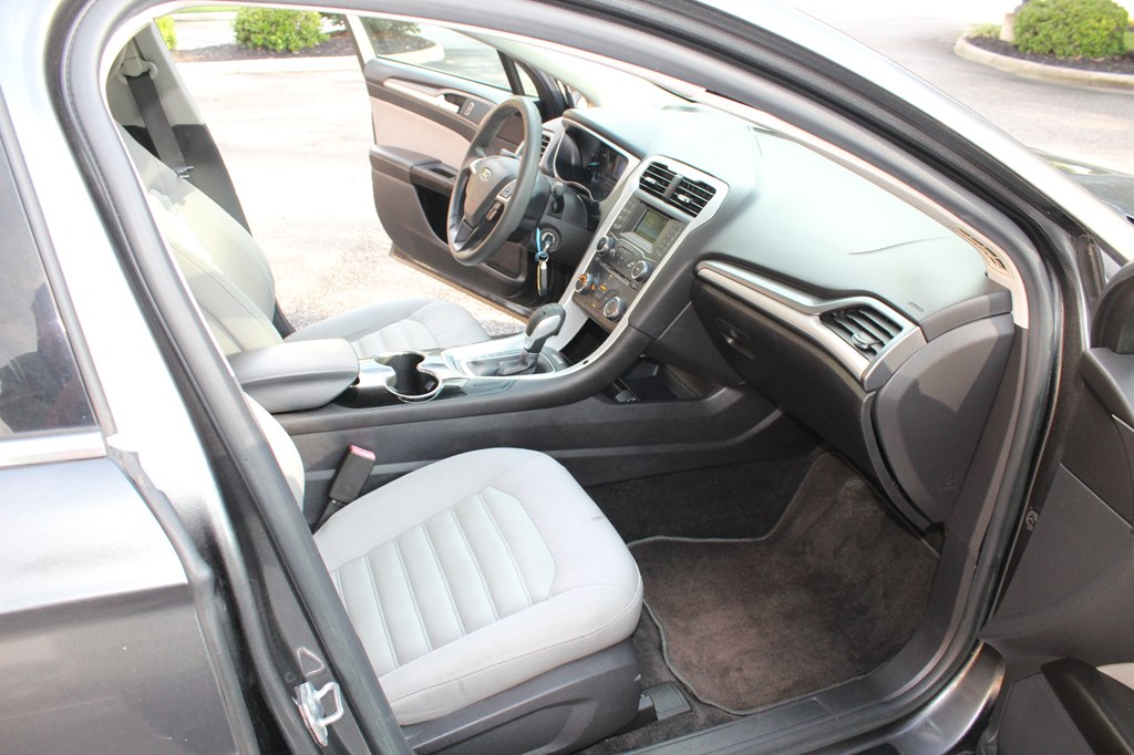 Photo 11 of this FORD FUSION