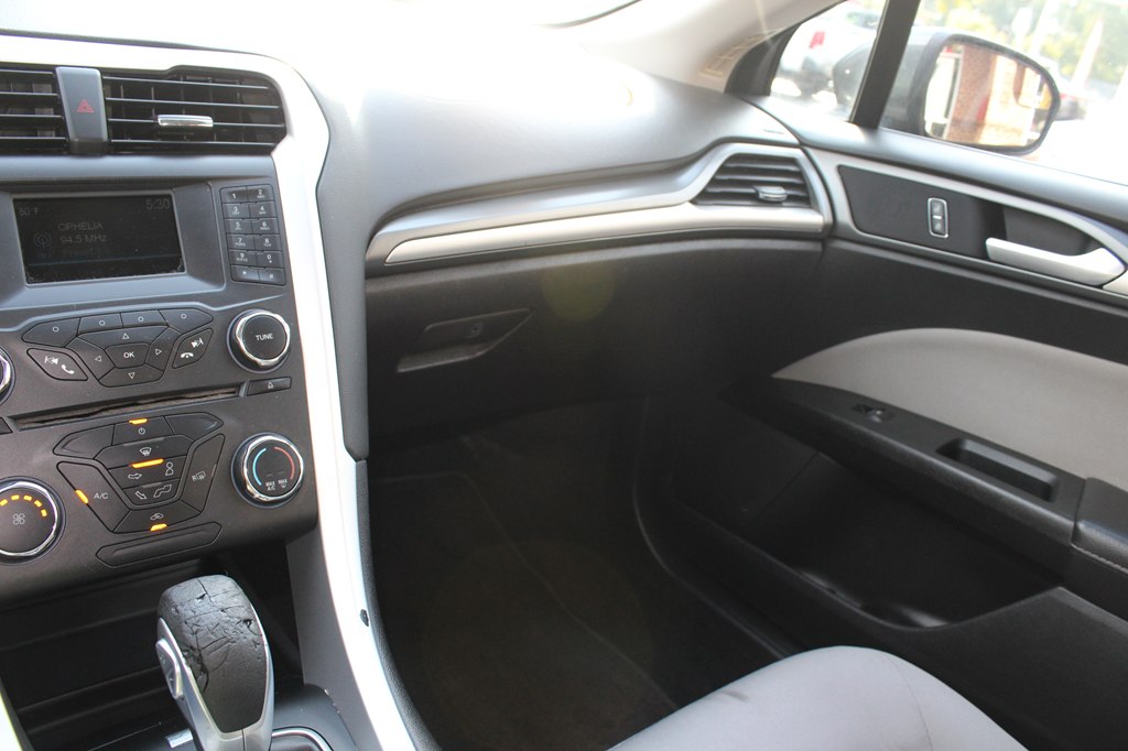 Photo 15 of this FORD FUSION