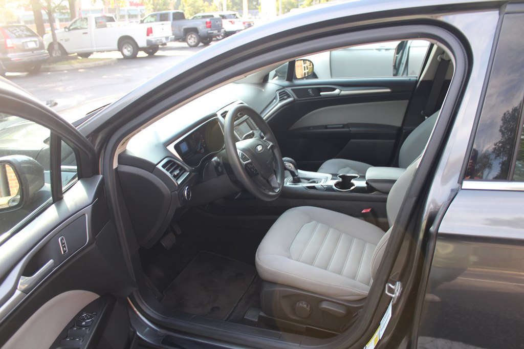 Photo 8 of this FORD FUSION