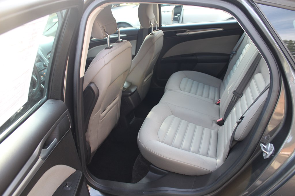 Photo 9 of this FORD FUSION
