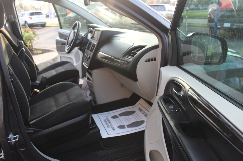 Photo 13 of this DODGE GRAND CARAVAN