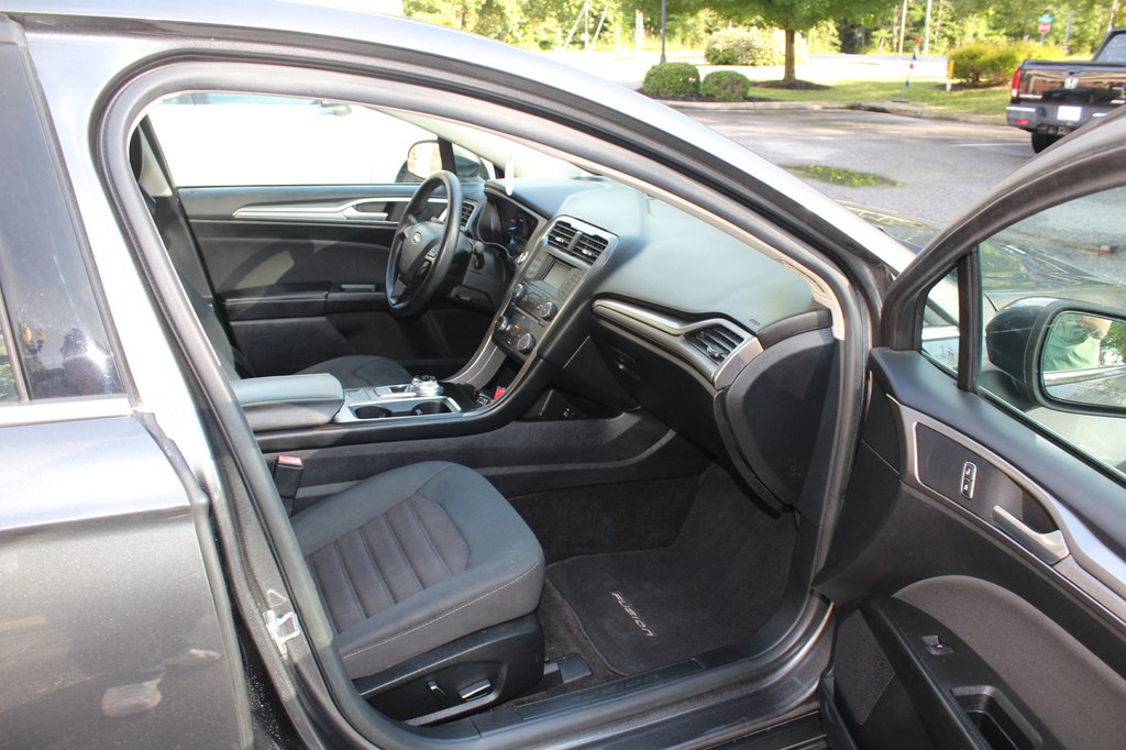 Photo 8 of this FORD FUSION