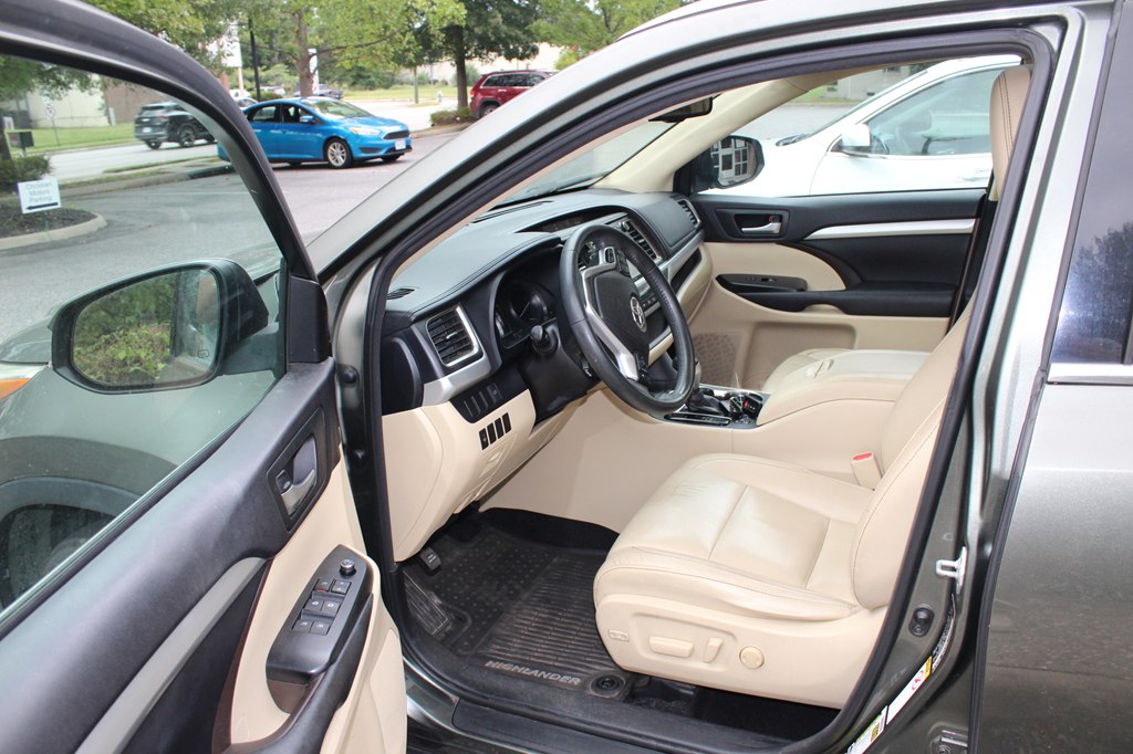 Photo 10 of this TOYOTA HIGHLANDER