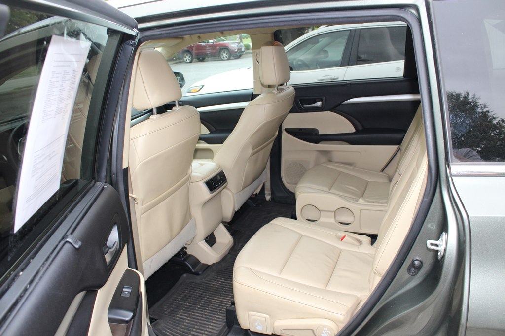 Photo 11 of this TOYOTA HIGHLANDER