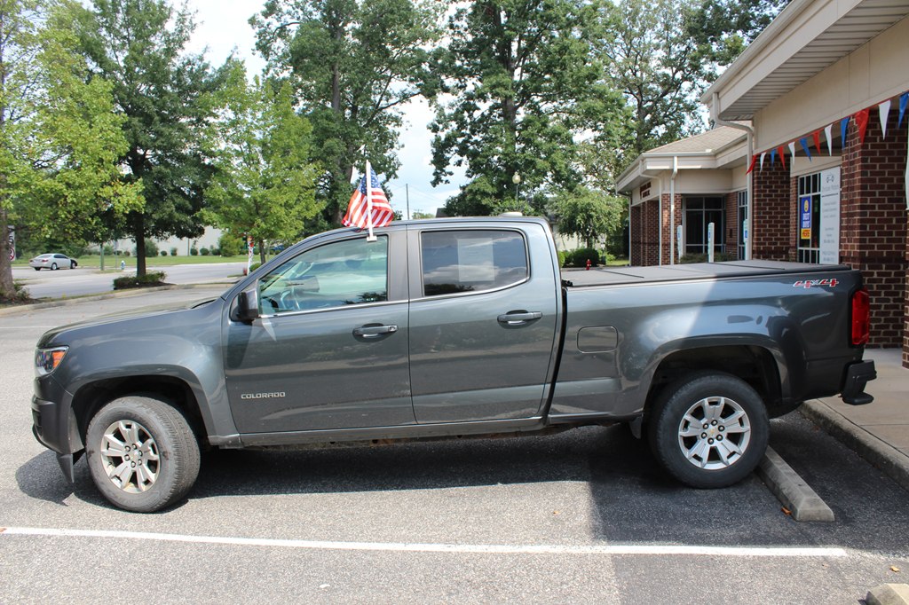 Photo 3 of this CHEVROLET COLORADO