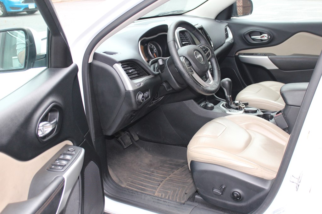 Photo 10 of this JEEP CHEROKEE