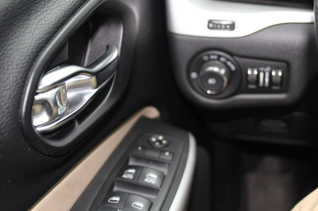 Photo 12 of this JEEP CHEROKEE